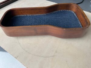 Opbergbak tussen de voorstoelen