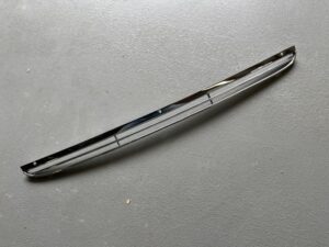 Chroom ventilator rooster op motorkap 111/112