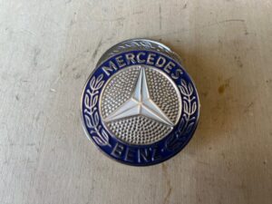 Motorkap logo Mercedes 107