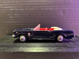Ford Mustang Cabrio Donker Blauw 1:43