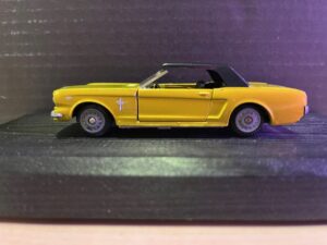 Ford Mustang Goud Metallic 1:43